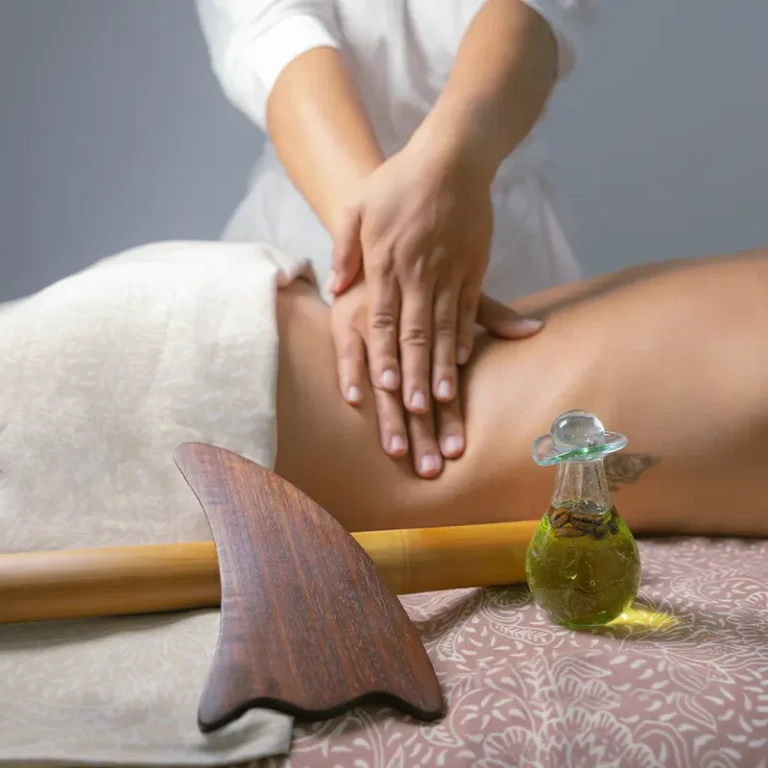 women having massage treatment from masseuse in Anaya Aesthetics best beauty clinic in Bali